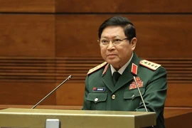 Đại tướng Ngô Xuân Lịch, Bộ trưởng Bộ Quốc phòng thừa ủy quyền của Thủ tướng Chính phủ trình bày Tờ trình về dự án Luật Cảnh sát biển Việt Nam. (Ảnh: Dương Giang/TTXVN)