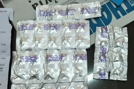 Số thuốc đã hết hạn sử dụng vẫn được cấp cho bệnh nhân điều trị bệnh. (Ảnh: Lê Xuân/TTXVN)