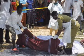 Chuyển thi thể nạn nhân vụ lật phà ở Tanzania. (Ảnh: AFP/TTXVN)