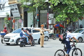 Lực lượng cảnh sát giao thông điều tiết giao thông trên địa bàn thành phố Ninh Bình. (Ảnh: Minh Đức/TTXVN)