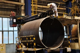 Công nhân làm việc tại nhà máy sản xuất ống thép ở Sơn Đông, Trung Quốc. (Nguồn: AFP/TTXVN)