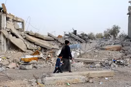 Người dân Syria tại thị trấn Dibsi Afnan, tỉnh Raqqa ngày 23/12/2017. (Nguồn: THX/TTXVN)