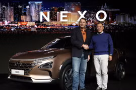 Phó Chủ tịch Hyundai Chung Eui-sun (phải) và Giám đốc dự án xe hơi tự lái Aurora Chris Urmson giới thiệu mẫu xe điện Nexo sử dụng pin nhiên liệu hydro thế hệ thứ 2 tại triển lãm CES ở Las Vegas, Mỹ ngày 8/1. (Nguồn: Yonhap/TTXVN)