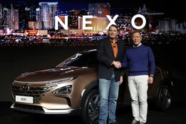 Phó Chủ tịch Hyundai Chung Eui-sun (phải) và Giám đốc dự án xe hơi tự lái Aurora Chris Urmson giới thiệu mẫu xe điện Nexo sử dụng pin nhiên liệu hydro thế hệ thứ 2 tại triển lãm CES ở Las Vegas, Mỹ ngày 8/1. (Nguồn: Yonhap/TTXVN)