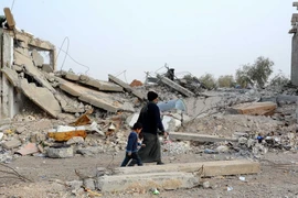Người dân Syria tại thị trấn Dibsi Afnan, tỉnh Raqqa ngày 23/12/2017. (Nguồn: THX/TTXVN)