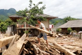 Người dân bản Tủ, xã Sơn Lương, huyện Văn Chấn khắc phục hậu quả mưa lũ. (Ảnh: Việt Dũng/TTXVN)