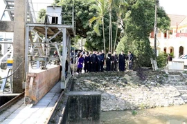 Bộ trưởng Bộ Nông nghiệp và Phát triển nông thôn Nguyễn Xuân Cường kiểm tra công tác lấy nước đổ ải tại cống Neo, huyện Thanh Miện, tỉnh Hải Dương. (Ảnh: Vũ Sinh/TTXVN)