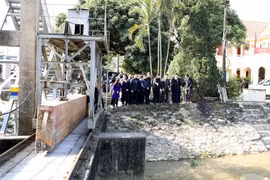 Bộ trưởng Bộ Nông nghiệp và Phát triển nông thôn Nguyễn Xuân Cường kiểm tra công tác lấy nước đổ ải tại cống Neo, huyện Thanh Miện, tỉnh Hải Dương. (Ảnh: Vũ Sinh/TTXVN)