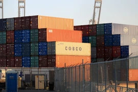 Hàng hóa nhập khẩu từ Trung Quốc được xếp tại cảng Long Beach ở Los Angeles, Mỹ ngày 23/8. (Ảnh: THX/TTXVN)