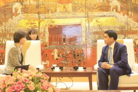 Chủ tịch Ủy ban Nhân dân thành phố Hà Nội Nguyễn Đức Chung làm việc với bà Cecilia Piccioni, Đại sứ Italy tại Việt Nam. (Ảnh: Nguyễn Văn Cảnh/TTXVN)