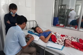 Nạn nhân bị ong đốt đang điều trị tại Bệnh viện Đa khoa tỉnh Bạc Liêu. (Ảnh: Huỳnh Sử/TTXVN)