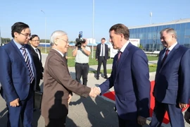 Phó Thủ tướng Liên bang Nga Aleksey Gordeev đón Tổng Bí thư Nguyễn Phú Trọng tại Kaluga. (Ảnh: Trí Dũng/TTXVN)