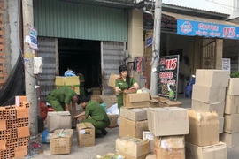Công an thành phố Cần Thơ phát hiện hàng ngàn gói trà giả thương hiệu nổi tiếng tại kho của doanh nghiệp Kim Bình. (Ảnh: Thanh Sang/TTXVN)