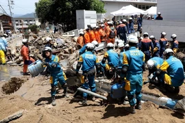 Lực lượng cứu hộ tìm kiếm người mất tích sau mưa lũ ở Hiroshima, Nhật Bản. (Ảnh: EPA/TTXVN)