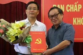Ông Lê Diễn, Ủy viên Trung ương Đảng, Bí thư Tỉnh ủy Đắk Nông trao quyết định bổ nhiệm cho ông Nguyễn Đình Trung. (Ảnh: Hưng Thịnh/TTXVN)