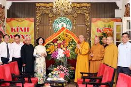 Bà Trương Thị Mai, Ủy viên Bộ Chính trị, Bí thư Trung ương Đảng, Trưởng Ban Dân vận Trung ương tặng hoa chúc mừng Trung ương Giáo hội Phật giáo Việt Nam tại chùa Quán Sứ, Hà Nội. (Ảnh: Nguyễn Dân/TTXVN)