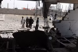 Cảnh đổ nát sau một cuộc không kích tại Sanaa, Yemen ngày 20/4. (Nguồn: THX/TTXVN)