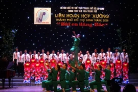 Tiết mục hợp xướng của Trung tâm Văn hóa quận Thủ Đức. (Ảnh: Gia Thuận/TTXVN)