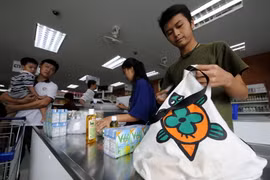 Người dân sử dụng túi vải để đựng hàng hóa tại siêu thị ở Bangkok, Thái Lan. (Nguồn: AFP/TTXVN)