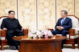 Nhà lãnh đạo Triều Tiên Kim Jong-un (trái) và Tổng thống Hàn Quốc Moon Jae-in tại cuộc gặp ở làng đình chiến Panmunjeom ngày 27/4. (Nguồn: Yonhap/TTXVN) 