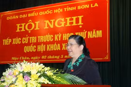 Phó Chủ tịch Thường trực Quốc hội Tòng Thị Phóng trả lời chất vấn của cử tri tại huyện Mộc Châu, tỉnh Sơn La. (Ảnh: Phương Hoa/TTXVN)
