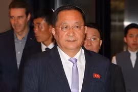 Bộ trưởng Ngoại giao Triều Tiên Ri Yong Ho (phía trước) tới Singapore dự Diễn đàn khu vực ASEAN (ARF) ngày 3/8. (Nguồn: Yonhap/TTXVN)