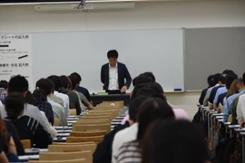 Giám sát phần thi kỹ năng nghe tại phòng thi cấp 5. (Ảnh: Nguyễn Tuyến-Thành Hữu/Vietnam+)