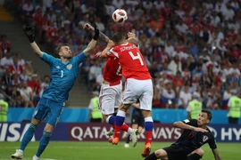 Pha tranh bóng bổng giữa cầu thủ Sergey Ignashevich (thứ 2, trái) của Nga và cầu thủ Croatia trong trận đấu. (Nguồn: THX/TTXVN)
