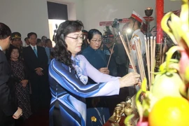 Bà Nguyễn Thị Quyết Tâm dâng hương tưởng niệm Chủ tịch Hồ Chí Minh. (Ảnh: Thanh Vũ/TTXVN)