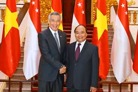 Thủ tướng Nguyễn Xuân Phúc tiếp Thủ tướng nước Cộng hòa Singapore Lý Hiển Long khi ngài Lý Hiển Long sang thăm Việt Nam tháng 3/2017. (Ảnh: Thống Nhất/TTXVN)