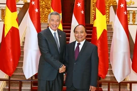 Thủ tướng Nguyễn Xuân Phúc tiếp Thủ tướng nước Cộng hòa Singapore Lý Hiển Long khi ngài Lý Hiển Long sang thăm Việt Nam tháng 3/2017. (Ảnh: Thống Nhất/TTXVN)