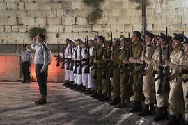 Những người lính Israel đứng trang nghiêm trong một hoạt động tưởng nhớ những người lính đã hy sinh và các nạn nhân khủng bố. (Nguồn: AP)