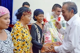 Phó Thủ tướng thường trực Chính phủ Trương Hòa Bình trao quà cho đại diện các hộ đồng bào dân tộc Chăm có hoàn cảnh trên địa bàn Thành phố Hồ Chí Minh. (Ảnh: Thế Anh/TTXVN)