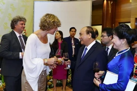 Thủ tướng Nguyễn Xuân Phúc và Phu nhân với các đại biểu. (Ảnh: Thống Nhất/TTXVN)