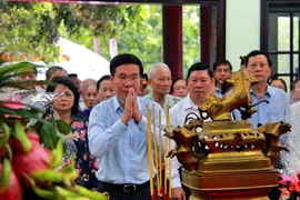 Ủy viên Bộ Chính trị, Bí thư Trung ương Đảng, Trưởng Ban Tuyên giáo Trung ương Võ Văn Thưởng dâng hương tưởng niệm 10 năm Ngày mất của Thủ tướng Võ Văn Kiệt. (Ảnh: Lê Thúy Hằng/TTXVN)