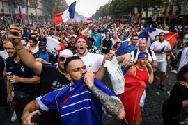 Người dân mừng chiến thắng của đội tuyển Pháp tại World Cup 2018 ở đại lộ Champs Elysées, thủ đô Paris, Pháp ngày 15/7. (Nguồn: AFP/TTXVN)