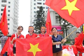 Người hâm mộ Thủ đô cổ vũ đội tuyển Olympic Việt Nam trước trận tranh huy chương đồng môn bóng đá nam ASIAD 2018. (Ảnh: Thanh Tùng/TTXVN)