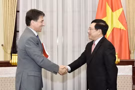 Phó Thủ tướng, Bộ trưởng Bộ Ngoại giao Phạm Bình Minh tiếp ngài Ioannis Raptakis, Đại sứ Hy Lạp tại Việt Nam. (Ảnh: Lâm Khánh/TTXVN)