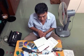 Một đối tượng trong đường dây đánh bạc bị bắt giữ. (Ảnh: TTXVN phát)