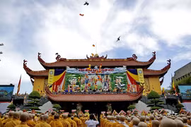 Nghi thức thả chim bồ câu cầu thế giới hòa bình, quốc thái dân an và kính mừng Đức Phật đản sanh tại Đại lễ Phật đản. (Ảnh: Thế Anh/TTXVN)