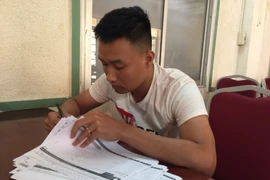 Đối tượng Trần Xuân Thái tại cơ quan điều tra. Ảnh: TTXVN phát