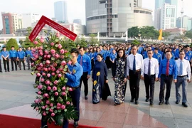 Lãnh đạo Thành phố Hồ Chí Minh và các đại biểu dâng hoa báo công Bác. (Ảnh: Hoàng Hải/TTXVN)