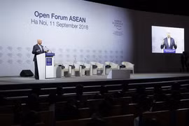 Giáo sư Klaus Schwab, người sáng lập, Chủ tịch Điều hành Diễn đàn Kinh tế Thế giới (WEF) phát biểu tại Diễn đàn. (Ảnh: Lâm Khánh/TTXVN)