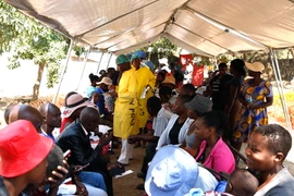 Bệnh nhân mắc bệnh tả được điều trị tại một bệnh viện ở Harare, Zimbabwe ngày 12/9. (Ảnh: THX/TTXVN)