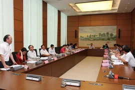Đại biểu Quốc hội các tỉnh Hà Nam, Quảng Bình, Vĩnh Phúc và thành phố Cần Thơ thảo luận ở tổ. (Ảnh: Nguyễn Dân/TTXVN)