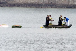 Nghi lễ thả hoa tưởng nhớ hương hồn các liệt sỹ. (Ảnh: Trần Hoàng Ngọc/TTXVN)