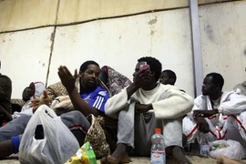 Người di cư sau khi được cứu trên biển. (Nguồn: THX/TTXVN)