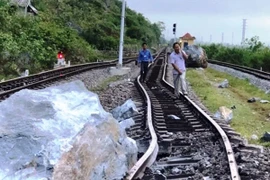 Sạt lở núi đá vôi tại Quảng Bình: Đã cẩu 3 khối đá ra khỏi đường sắt