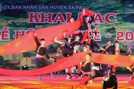 Biểu diễn văn nghệ chào mừng. (Ảnh: Quốc Khánh/TTXVN)