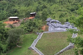 Di tích Cụm Tượng đài Kéo pháo trên triền đồi Bó Hôm (xã Nà Nhạn, huyện Điện Biên) đang bị xâm hại. (Ảnh: Nguyễn Xuân Tiến/TTXVN)